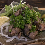 炭焼呑処 うまとら - 近江黒鶏もも炭火炙り焼き