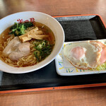 半田屋 - 醤油ラーメン、なんと¥200-！恐るべきロープライス。
ハムエッグは¥149-！こちらも良心価格。
これで計¥349-とかなりお安い(ﾟ∀ﾟ)