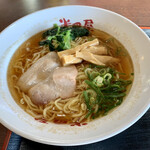 半田屋 - 醤油ラーメン。
一般的なラーメン(小)くらいのボリュームあり。
味もなかなかイイ！