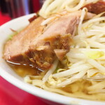 ラーメン二郎 - 豚の厚み