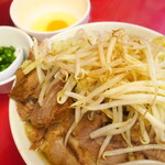 ラーメン二郎 - ＜参考＞小豚＋ヤサイニンニク＋青ネギ＋生卵