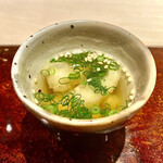 菊鮨 - アコヤ貝〜真珠養殖で知られるアコヤ貝を食するという発想。鰹と昆布出汁にトロッとした衣と貝身が絶妙。