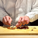 菊鮨 - 渡り蟹を捌くご主人。目の前で見ているだけで涎が・・・(((o(*ﾟ▽ﾟ*)o)))♡