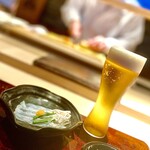 菊鮨 - 虎河豚刺しと生ビール。合うでしょう〜♫
