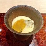 菊鮨 - 牡蠣の茶碗蒸し〜いろは島産の小ぶりな牡蠣に味わいの濃いコノワタを合わせてアクセントに。
