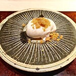 菊鮨 - 虎河豚白子、大皿は素朴な味わいの小石原焼きだな。