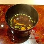 菊鮨 - 赤出汁〜シンプルなナメコの味わい。