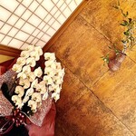 菊鮨 - 胡蝶蘭と生け花。壁紙がゴールド。ゴールドへのブレークスルーの予感(((o(*ﾟ▽ﾟ*)o)))♡