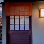 菊鮨 - 玄関、ガラス越しにご主人が。