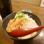 飲んべぇ食堂 らくだ屋 - 真鯛丼(出汁付き)
