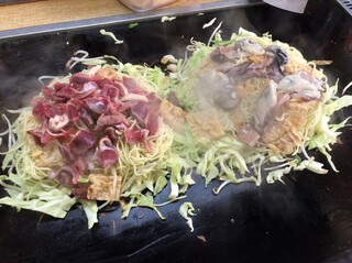 お好み焼 村上 - 砂ずり、かき・肉・イカをのせて