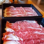 Shabu Shabu Suki Yaki Don Tei - 手前が和牛、奥がロースポーク