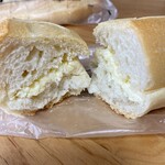 アイ・ラタン - シュガーフランスは食べやすいよう切り分けられています。上側はクリームが薄づきなのでクリームの多い下側を最後に取っておくのが個人的に好きな食べ方です。