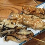 居酒屋 兀突骨 - 豚バラ串(特注　ニンニク風味3種トッピング)