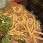 ラーメン山岡家 - 醤油ラーメンの麺をアップで