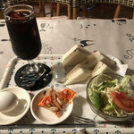 ヒロミ - もれなくサービスされるハムサンドに野菜サラダに玉子に豆菓子付きのモーニングセット。
