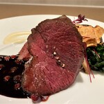 ラチュレ - 北海道の蝦夷鹿のロースト 鹿の内もも肉ですが、大きな物が二切れ、凄いボリューム感です‼ 赤色の断面の美しさが、じっくりと時間をかけて火入れした証拠、とても美味しいです。 ソースはグランヴヌールソース、赤ワインをベースに、赤スグリ（果実）と黒胡椒の少し甘酸っぱいもの、濃厚な味わいで淡白な鹿肉ととても合っています♪