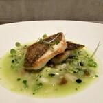 ラチュレ - 山口県萩のマトウダイのポワレ　スープ仕立て マトウダイの焼き加減が絶妙、皮がパリッと身はほんわり、香ばしくて良い味です。 スープはシラスから取ったお出汁だそうですが、ちょっと初めてかもしれません。 そこに、なめこ・舞茸・銀杏などを入れていますが、きのこの風味がとても美味しく出ています♪