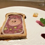 ラチュレ - パテアンクルート 4種類のジビエを使ったお肉のテリーヌ、鹿と熊、猪と穴熊にフォアグラを真中に入れています。 全体をパイ包み焼きにして、周りの空いたスペースに鹿のコンソメジュレを入れる、とれも手の込んだ料理となっています♪