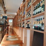 ラ・リラッサ - ワインの瓶が足元にも。オシャレな店内