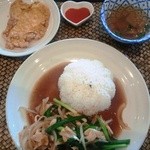 チャーンタイ レストラン - 鶏肉のオイスターソース炒め、タイ風卵焼き、ライス、タイ風澄まし汁　850円