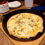 カフェバー コニー＆トード - シーフードのマヨピザ　前回と様子が違いますがこっちが正規品