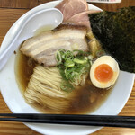 中華そば よしかわ 上尾店 - 5ミリ厚のバラチャーシュー２枚、大判薄切りロースチャーシュー３枚、煮卵半分、メンマ２本。川越店のとは異なり、刻みタマネギは無し。