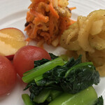 飛行船スタイル 南條 - 5種のオードヴル、上のニンジンとリンゴのラペから時計回りに、セロリの黒胡椒風味、小松菜のナムル、トマトのコンポート、サツマイモのオレンジ風味