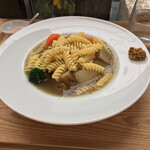 飛行船スタイル 南條 - 鶏手羽元と野菜のポトフ、左端が岩塩、右端が粒マスタード