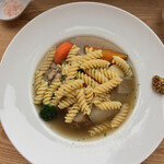 飛行船スタイル 南條 - 鶏手羽元と野菜のポトフ、左端が岩塩、右端が粒マスタード