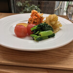 飛行船スタイル 南條 - 5種のオードヴル、上のニンジンとリンゴのラペから時計回りに、セロリの黒胡椒風味、小松菜のナムル、トマトのコンポート、サツマイモのオレンジ風味