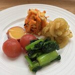 飛行船スタイル 南條 - 5種のオードヴル、上のニンジンとリンゴのラペから時計回りに、セロリの黒胡椒風味、小松菜のナムル、トマトのコンポート、サツマイモのオレンジ風味