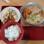 ジョイフル - 鉄鍋ホルモンラーメン658円とラーメン唐揚げセット220円