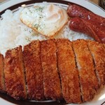 カレー クローバー - チキンカツレツとフライドエッグのクローバーカレー ソーセージトッピング