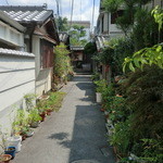 玄 - 小路の突き当たりにお店があります