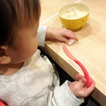 拉麺大公 - ライスを食べる我が子