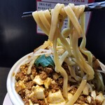 らーめん三極志 - 麻婆豆腐二郎系らーめんの麺リフト