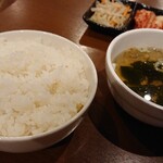 Koriya - やや大陸傾向のご飯。ワカメとネギのスープ胡椒多め。
      こっそりご飯をスープに入れました。美味しかった。