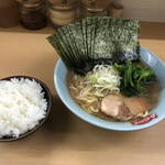 横浜ラーメン 町田家 - ラーメン並盛＋のり（7枚増し）＋半ライス