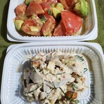 Homemade delicatessen PERE - 上;トマト&アボカド&モッツァレラサラダ¥290/100g
                        モッツァレラもう少し欲しい
                        下;蒸し鶏&レンコン&カシューナッツサラダ¥350/100gはお気に入り