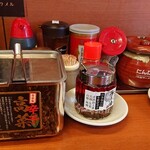 ラーメンまこと屋 - カウンター席にあった薬味など