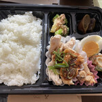 Vivo - 蒸し鶏甘辛だれ弁当‼︎    味噌仕立てで辛旨( ^ω^ )