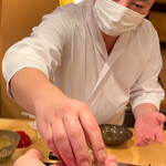 登喜和鮨 - 佐渡産めがには手渡し