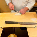 登喜和鮨 - 新潟産雷烏賊を切る