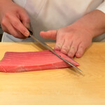 登喜和鮨 - 鮪を切る