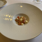 ラ・トゥーエル - 柚子で香り付けした赤カイ、ウド、白味噌とマスタードのエスプーマ