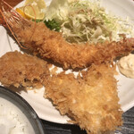 お魚処 うおとも - キスフライを移動すると大きなエビフライ