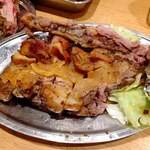 親鳥 ひな鳥 食感や味わいの違いを楽しみながらプレモルぐびっ By Nesageman 骨付鳥 からあげ ハイボール がブリチキン 町田中町店 町田 居酒屋 食べログ