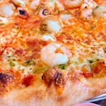 JAY'S PIZZA - エビ、タコ、イカ、ホタテ、バジルソース 、トマトソース、ミックスチーズ        