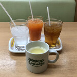 まんが喫茶 ログキャビン - ドリンクバーからコーンスープに烏龍茶に炭酸水に野菜ジュース。